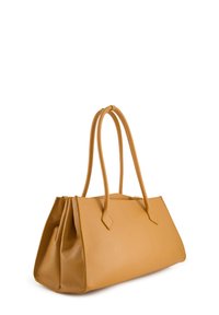 Tasche aus braunem Leder mit zwei langen Tragegriffen, einer strukturierten Form, texturiertem Finish und einem Reißverschluss. Verfügt über schräg geschnittene Ecken und Falten.