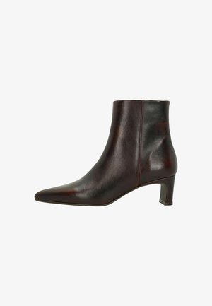 Bottine en cuir bordeaux avec un bout pointu, une silhouette épurée et un talon bloc de hauteur intermédiaire, présentant une texture lisse et un minimum de détails.