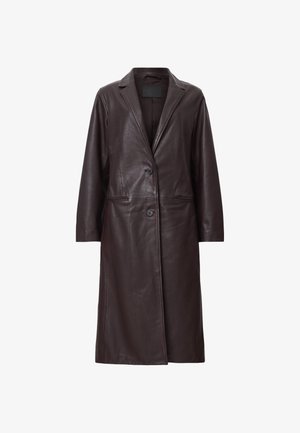 Brązowy skórzany długi płaszcz z wyciętymi klapami, zapięciem na dwa guziki, bocznymi kieszeniami i gładką teksturą. Prosty, prosty krój.