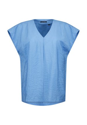 Lyseblå kvindes kortærmede bluse med V-hals og en løs, let krøllet stofstruktur.