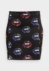 Svart minikjol med ett upprepande mönster av läppar som har blommönster och leopardtryck i röda, lila och blå toner.