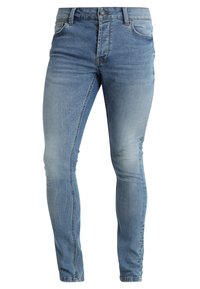 Pantalones vaqueros de denim azul claro con corte slim, que cuentan con cinco bolsillos, una cremallera y un sutil desgaste en las piernas para dar textura.