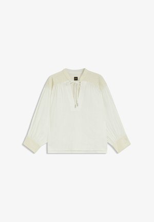 Hvid bluse med broderede cremefarvede detaljer, langeærmer, en v-halsudskæring med snørebånd og rynket detaljer ved skuldrene og ærmerne.