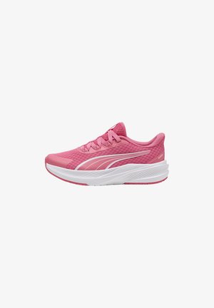 Chaussure de course athlétique rose avec une bande blanche courbée et une semelle épaisse blanche amortissante sur un fond blanc uni.