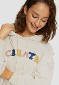 QS MIT APPLIKATION - Džemperis su gobtuvu - creme