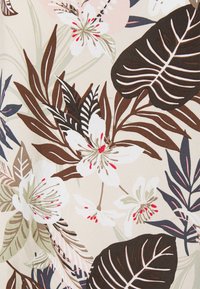 Blommönstrad tyg med vita, beige och rosa blommor, bruna och mörkgröna blad, med fina linjedetaljer på en ljusbeige bakgrund.