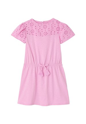 Hellrosa Kurzarmkleid für Mädchen mit floraler Lochstickerei auf Schultern und Ärmeln, elastischer Taille mit geschnürtem Quastenbändchen.