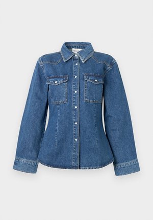 Blå denimskjorte med krage, to brystlommer og knappeåpning. Designet med lange ermer og en tilpasset passform.