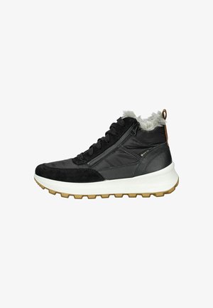 Zapatillas altas negras con materiales combinados, incluyendo ante y sintético. Presentan un borde de piel de pelo gris, una suela blanca y una suela exterior con agarre texturizado.