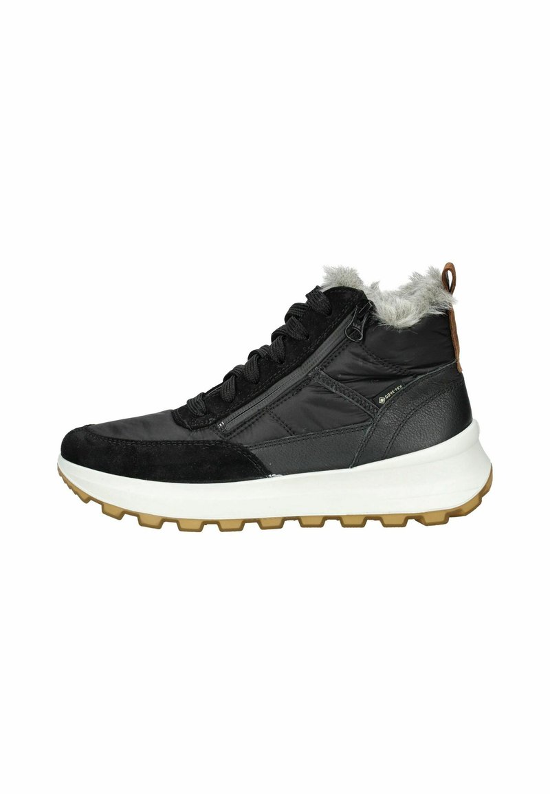 Schwarze High-Top-Sneaker aus verschiedenen Materialien, darunter Wildleder und Synthetik. Mit grauem Fellbesatz, einer weißen Sohle und einer strukturierten Gummisohle.