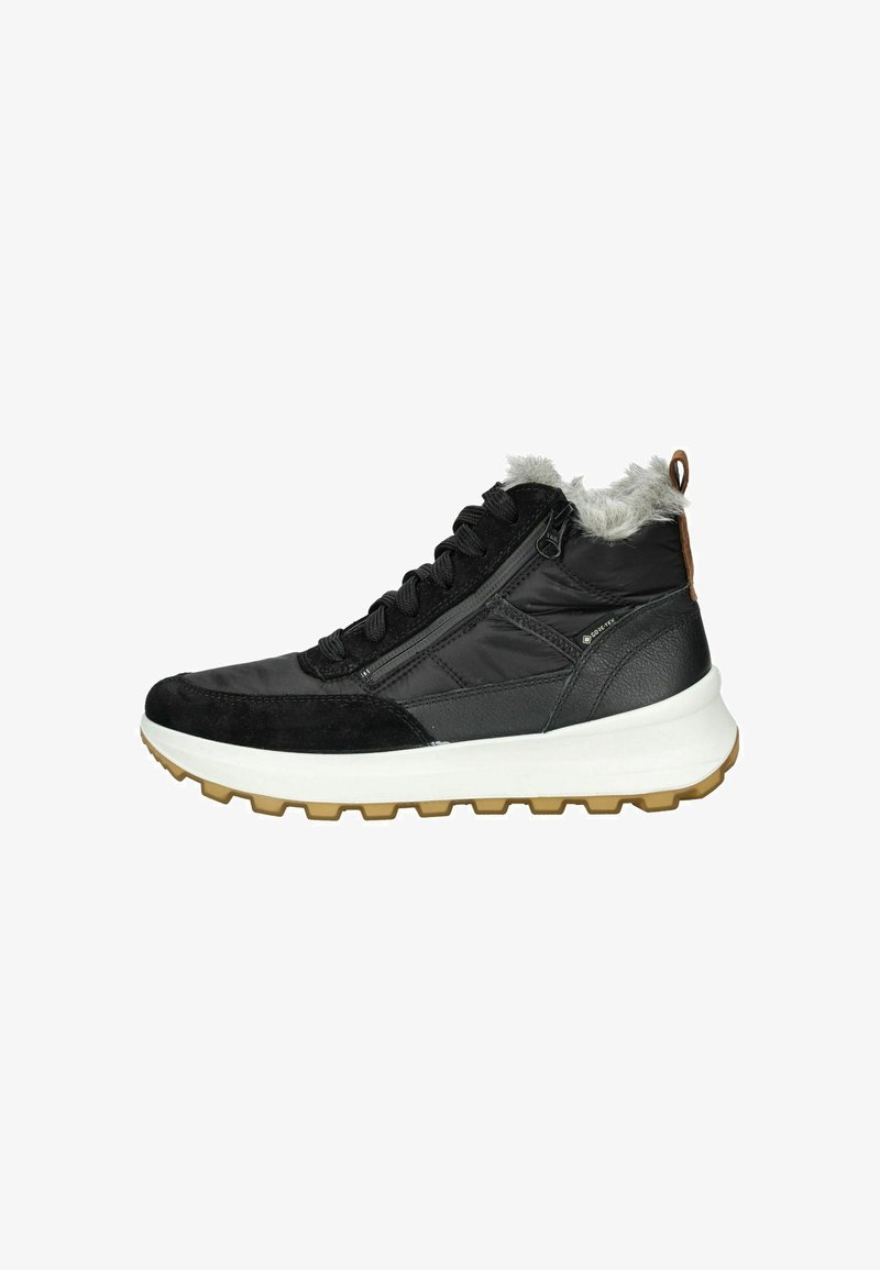 Czarne sneakersy za kostkę wykonane z różnych materiałów, w tym zamszu i tworzywa sztucznego. Posiadają szare futro na krawędzi, białą podeszwę i teksturowaną podeszwę grip.