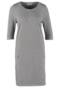 Robe grise mi-genou avec manches trois-quarts, encolure dégagée, poches latérales et logo brodé discret sur la poitrine.