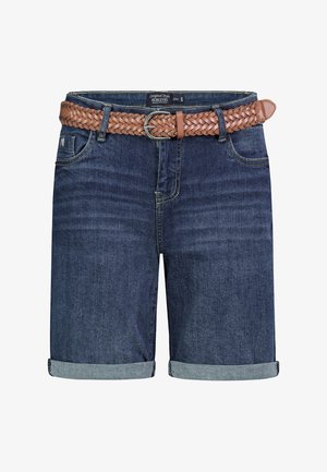 Dunkelblaue, aufgerollte Jeansshorts mit Vordertaschen und einem gewebten braunen Ledergürtel mit silberner Schnalle.