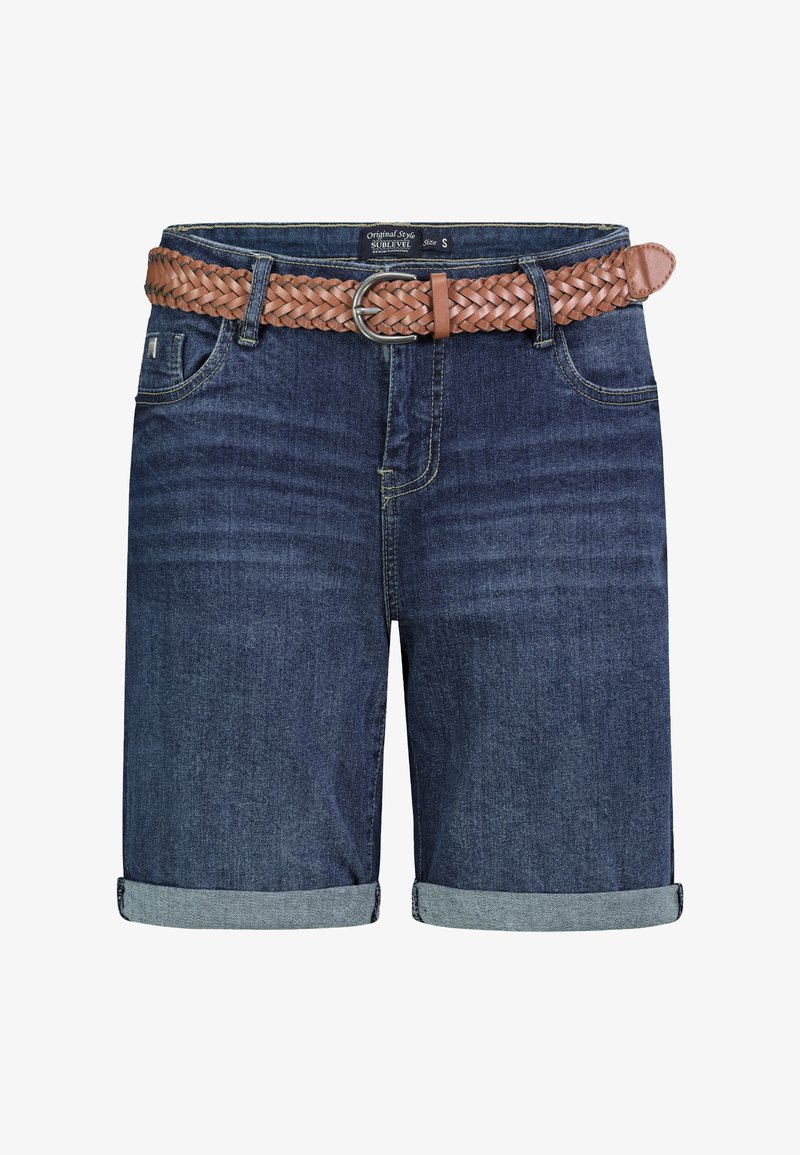 Dunkelblaue, aufgerollte Jeansshorts mit Vordertaschen und einem gewebten braunen Ledergürtel mit silberner Schnalle.