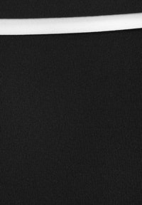 Tessuto a coste nero con una striscia orizzontale bianca. La texture è fine e liscia, consentendo una vestibilità aderente.