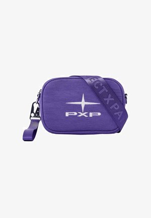 Sac bandoulière rectangulaire violet avec logo étoile blanc et texte "PXP", tissu texturé et sangle réglable avec inscription "PXP".
