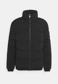 Jachetă puffer neagră cu un guler înalt, închidere cu fermoar, design matlasat și manșete ribbate. Materialul pare moale și izolat.