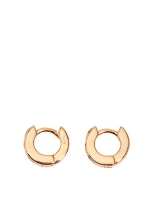 Pendientes de aro pequeños en tono dorado con acabado liso pulido y un sutil detalle grabado, mostrados sobre fondo blanco.