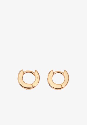 Małe kolczyki koła w odcieniu złota z gładkim, polerowanym wykończeniem i subtelnym grawerowanym wzorem, prezentowane na białym tle.