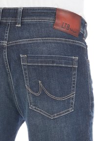 Jeans in denim blu scuro con una patch in pelle del marchio LTB sulla vita posteriore e cuciture distintive nelle tasche posteriori.