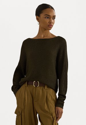 Dunkelgrüner gerippten Pullover mit weitem Boot-Ausschnitt, langen Ärmeln und lockerer Passform, kombiniert mit hellbraunen Cargo-Hosen und einem braunen Gürtel.