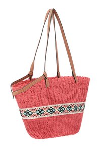 Geantă de umăr țesută de culoare corai, cu o bandă de accent cu un model bej și negru, având mânere de piele maro și o finisare texturată.