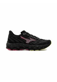 Zapato deportivo negro con parte superior de malla, acentos rosas, suela texturizada y una suela acolchada negra y rosa. Presenta un diseño con cordones y puntera reforzada.