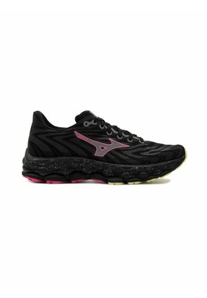 Zapato deportivo negro con parte superior de malla, acentos rosas, suela texturizada y una suela acolchada negra y rosa. Presenta un diseño con cordones y puntera reforzada.