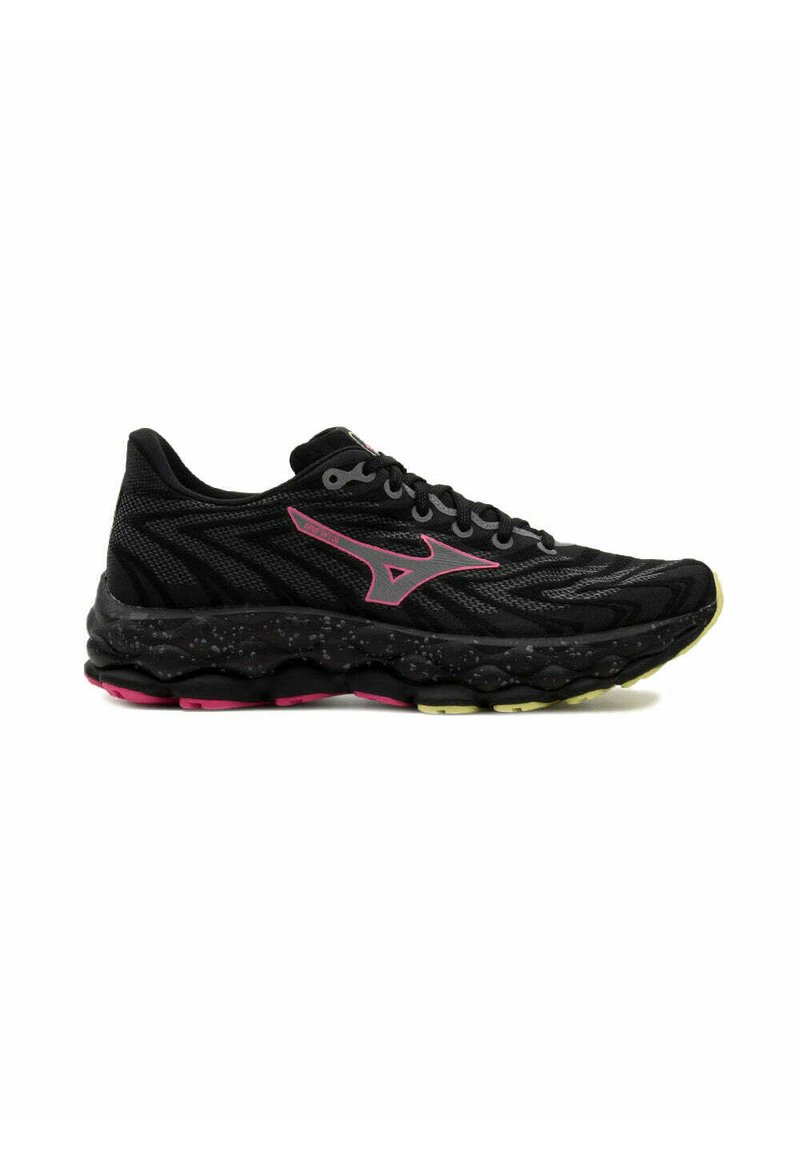 Zapato deportivo negro con parte superior de malla, acentos rosas, suela texturizada y una suela acolchada negra y rosa. Presenta un diseño con cordones y puntera reforzada.