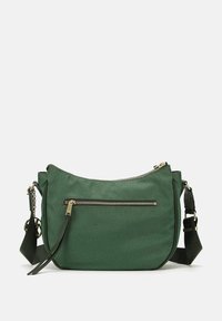 Borsa a tracolla verde in pelle texturizzata, con tasca frontale con zip, tracolla regolabile e dettagli in metallo dorato.