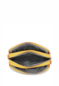 Pochette con cerniera di un vivace giallo, dotata di tre scomparti. Interno in tessuto grigio con una superficie liscia e senza motivi visibili.
