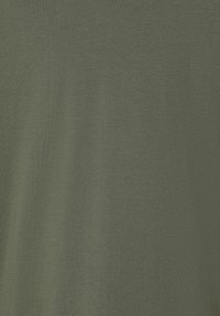 Dunkelgrünes, leichtes T-Shirt aus weichem Stoff. Verfügt über eine glatte Textur und minimale Nähdetails, die Einfachheit und Komfort betonen.