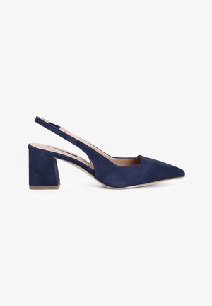 Námořnické modré semišové slingback boty s špičatou špičkou a blokovým podpatkem. Obsahují výřezový design na bocích pro přidaný detail.