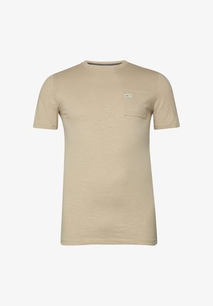 Beżowa koszulka z krótkim rękawem i okrągłym dekoltem, z małą kieszonką na piersi z dyskretną metką marki na kieszeni.