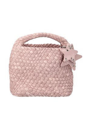 Mała różowa pleciona torebka z plecionym uchwytem i dwoma skórzanymi zawieszkami w kształcie gwiazdy przymocowanymi blisko otworu.
