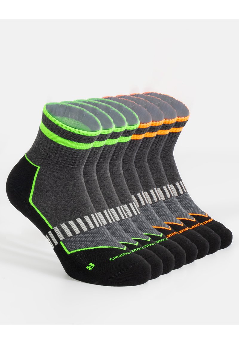 Calzini da uomo alla caviglia grigi con dettagli in verde e arancio, dotati di una fascia a coste, tallone rinforzato e un motivo a righe sulla pianta.