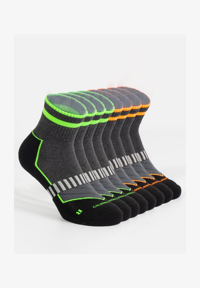 Calcetines de tobillo para hombre en gris con acentos en verde y naranja, presentan un puño acanalado, talón reforzado y un patrón a rayas en la planta del pie.
