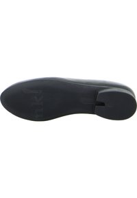 Suola di scarpa in gomma nera con superficie testurizzata, caratterizzata da scanalature orizzontali e forma arrotondata. Sono visibili delle marcature vicino alla zona del tallone.