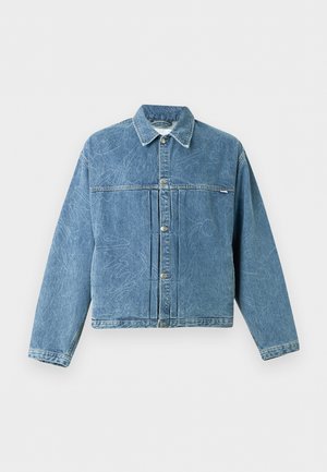 Blå denimjakke med subtil abstrakt søm, knappelukking foran, krage og lange ermer mot en enkel lys bakgrunn.