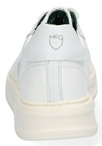 Witte sneaker met een gladde leren bovenkant, zachte kraag, witte rubberen zool en een grijze logoaccent op de hiel.