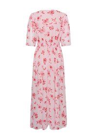 Svetloružové midi šaty s červeným kvetinovým vzorom, krátkymi rukávmi a nariaseným pásom, zobrazené zozadu na bielom pozadí.