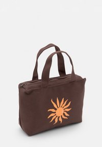 Borsa tote in cotone marrone con due manici, caratterizzata da un design di sole arancione sulla parte anteriore e una chiusura a zip nella parte superiore.
