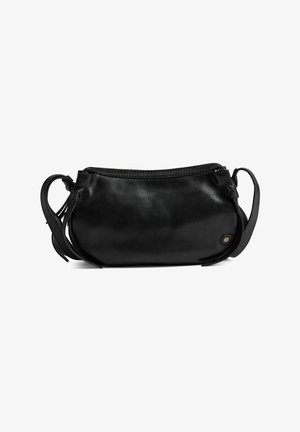 Borsa a mano in pelle nera con chiusura a zip, forma curvata e due frange laterali. Presenta un logo discreto su un lato. Texture liscia.