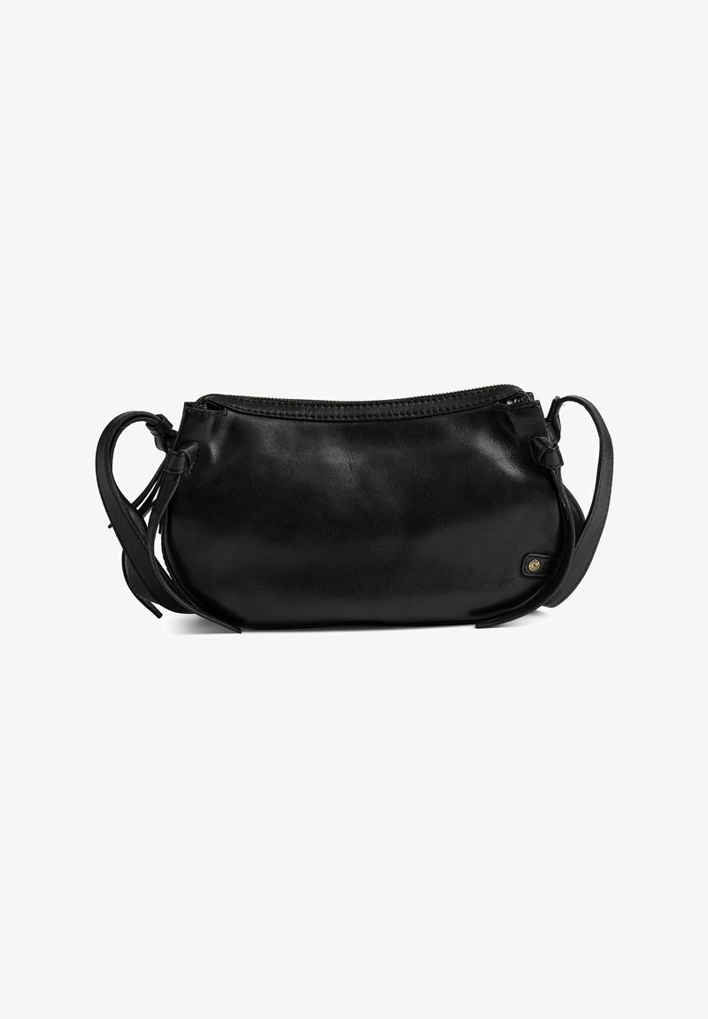 Svart läderclutch med dragkedjestängning, böjd form och två sidotasslar. Har en subtil logotyp på ena sidan. Slät textur.