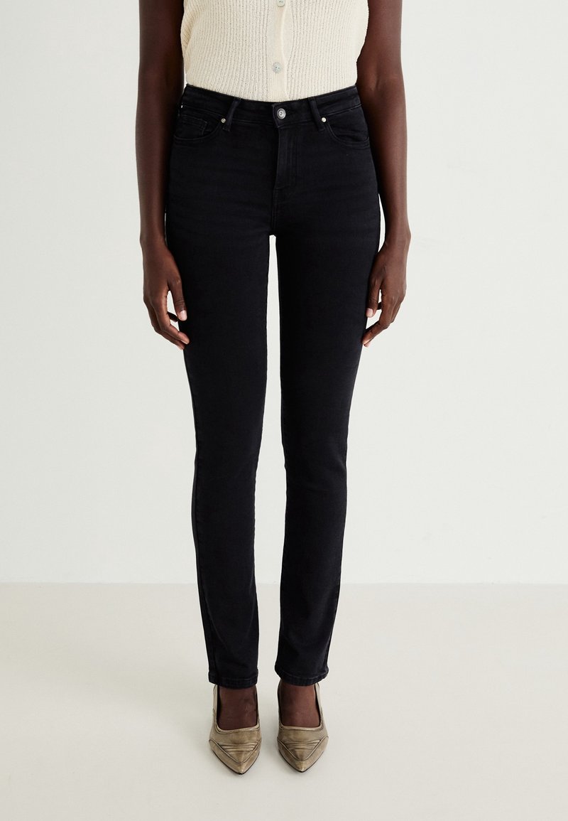 Svarta, kroppsnära jeans med en klassisk design, som har en midjehöjd, fem fickor och en slät yta.