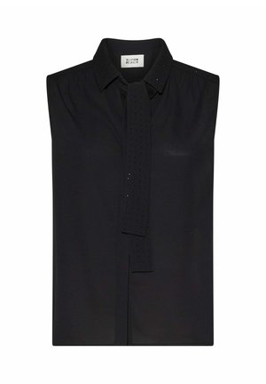 Blusa nera senza maniche con colletto appuntito e fiocco decorativo con piccoli fori perforati, piegato in piano.