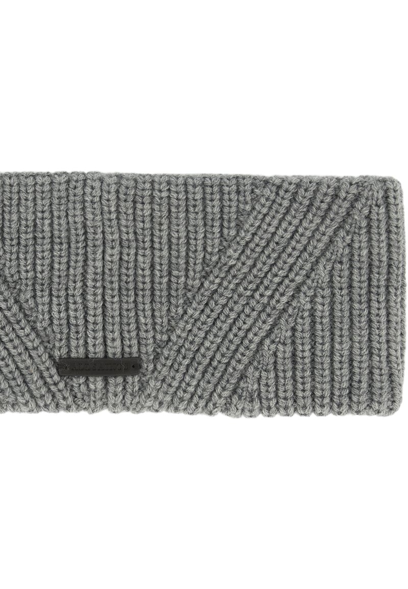 Grau gestricktes Stirnband mit diagonalen Rippstrickmustern und einem kleinen rechteckigen schwarzen Etikett in der Mitte vorne.