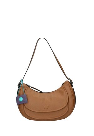 Borsa a tracolla in pelle marrone con tasca anteriore con pattina, chiusura con cerniera e un'etichetta viola-blu attaccata alla tracolla.