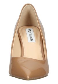 Décolleté in pelle verniciata nuda con tacco alto, punta affusolata e retro aperto. Presenta una soletta imbottita con l'etichetta "STEVE MADDEN".