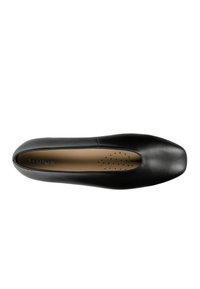 Scarpa flat nera in pelle con punta arrotondata e leggermente squadrata. L'interno presenta una soletta beige con piccole perforazioni per la traspirabilità.